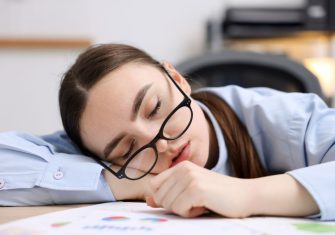 Pourquoi on se réveille fatigué… même après une nuit complète ?