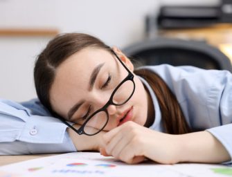 Pourquoi on se réveille fatigué… même après une nuit complète ?