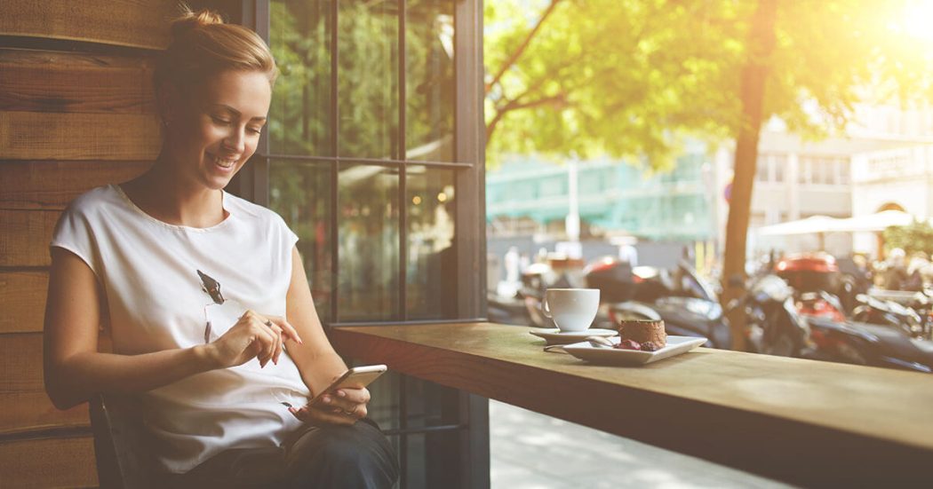 lady-phone-coffee-t