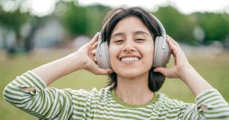 Livres audio : et si on arrêtait de scroller pour écouter une bonne histoire ?